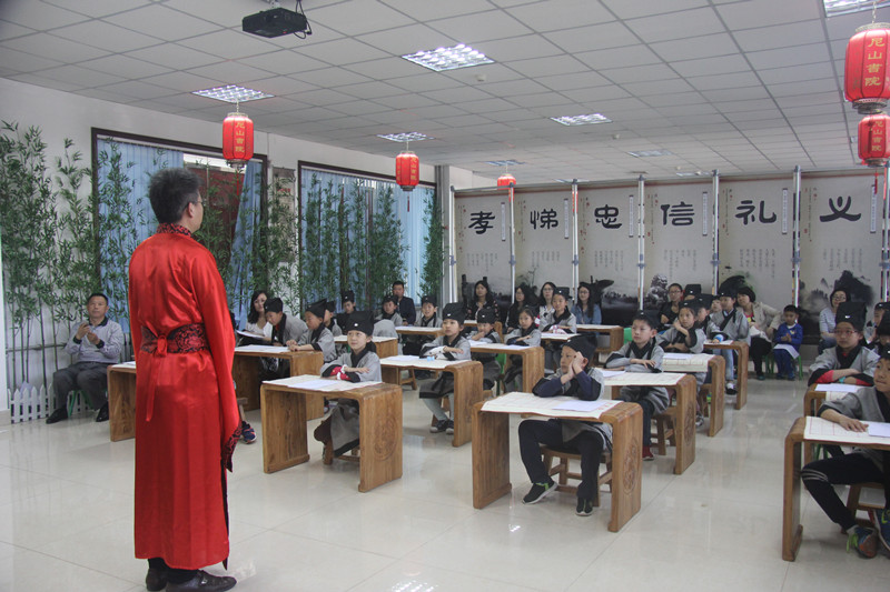 誦經(jīng)典學(xué)美德樹理想 青島以活動為抓手推廣少兒閱讀與國學(xué)教育